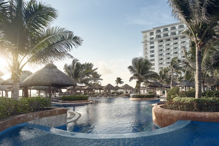 {5b5f5139-0695-4105-90cb-9eeed5b8022e}_JWMarriott_Cancun_HotelPool